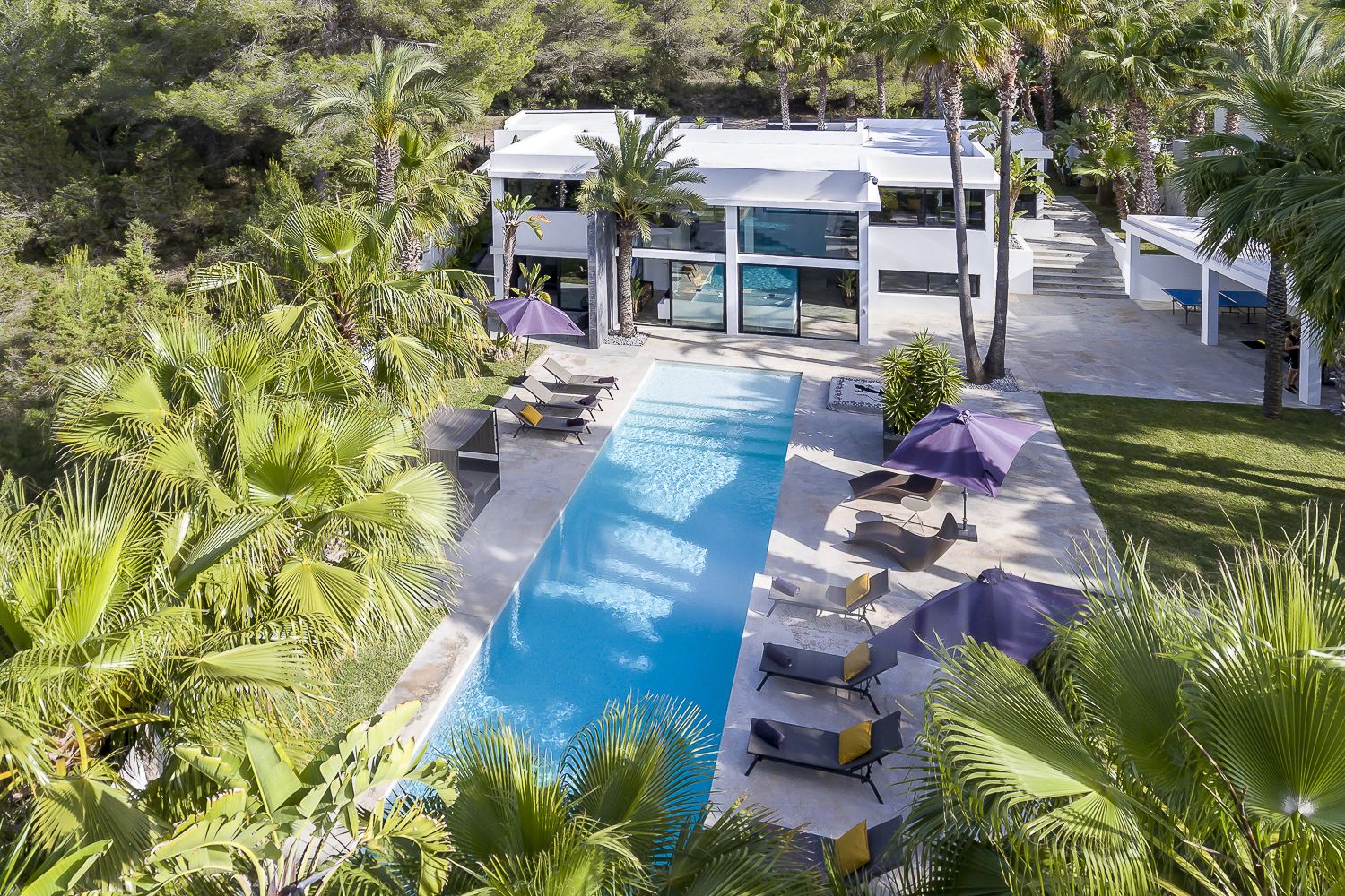Traumhafte, moderne Luxusvilla mit beeindruckender PoolOase